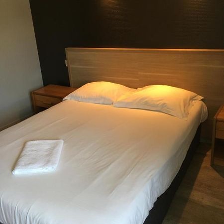 Hotel Le Bretagne Et Restaurant Le Papillon Gorron Εξωτερικό φωτογραφία